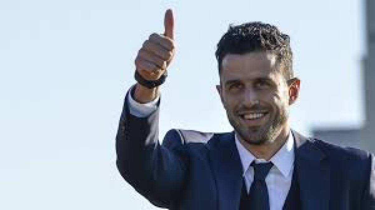 Fabio Grosso verso la panchina della Fiorentina - 